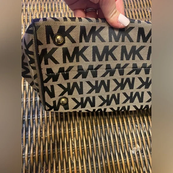 FIRE SALE π₯π₯ Michael Kors MK Satchel Bowling Bag Tote Medium/Large Size - Picture 5 of 15